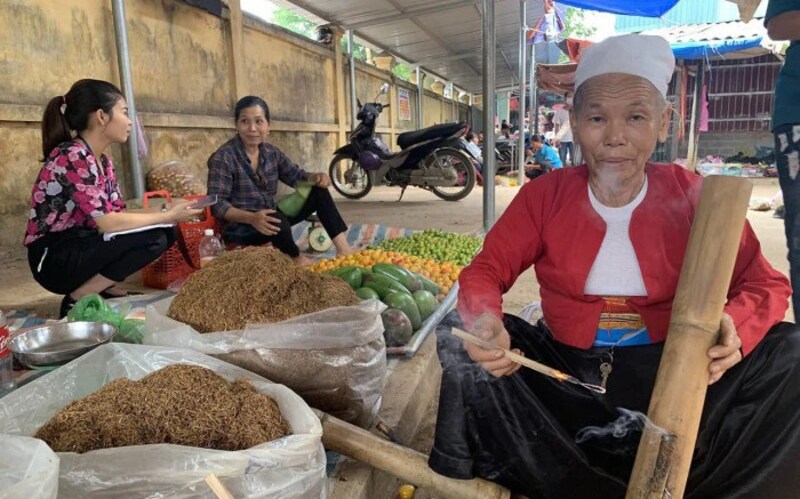 Donna Hmong che fuma tabacco