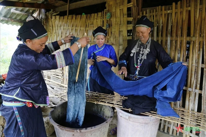 broccato tinto naturalmente hmong