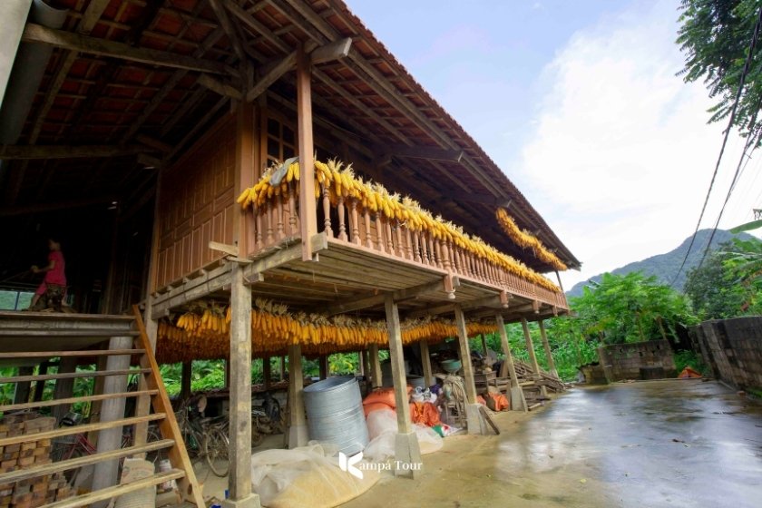 Casa tradizionale su palafitte del popolo Tay a Phong Nam