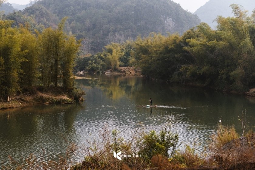 Zattera di bambù sul fiume Quay Son