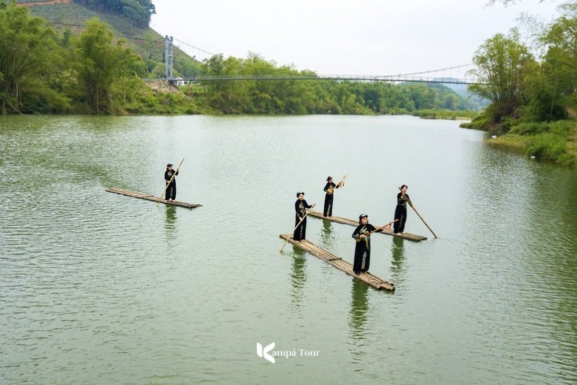 Donne di etnia Tay che remano su zattere di bambù sul fiume Quay Son nella valle di Phong Nam.