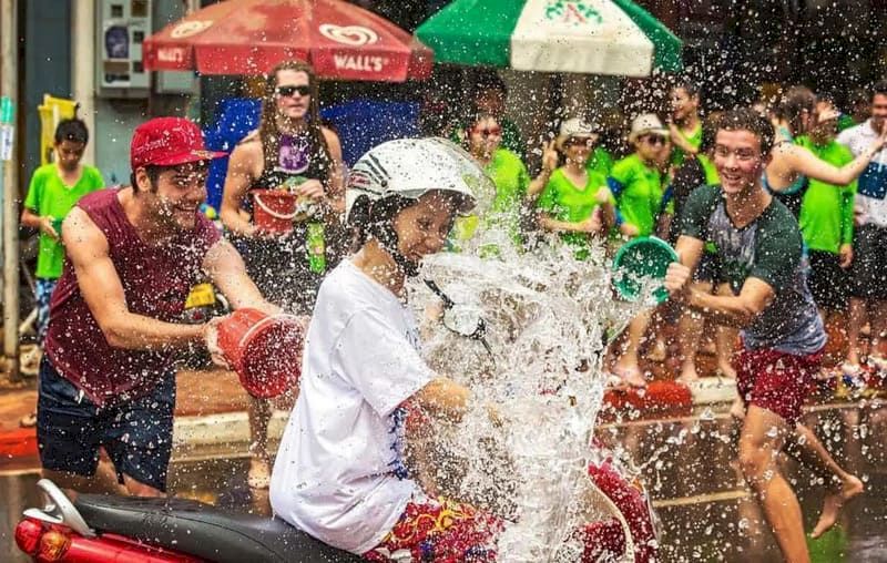 Atmosfera festosa in Cambogia ad aprile