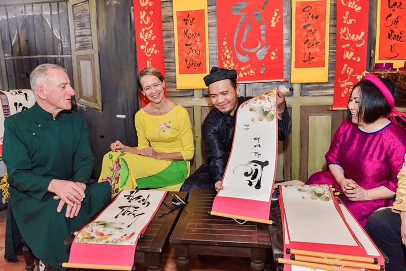I turisti partecipano al Festival di Primavera come calligrafi