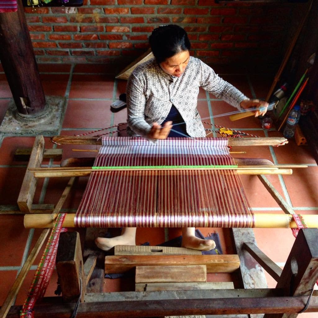 Artigiani che tessono la seta a Hoi An
