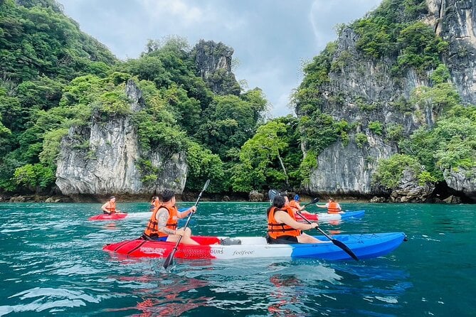 Il kayak a Krabi seduce con la bellezza del paesaggio e la tranquillità delle sue acque