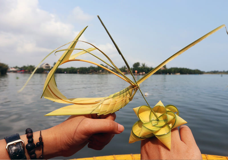 Realizzare souvenir con le foglie di cocco