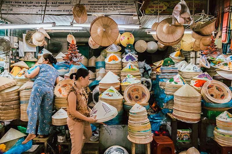 Scopri il mondo colorato dei cappelli conici al mercato Đông Ba