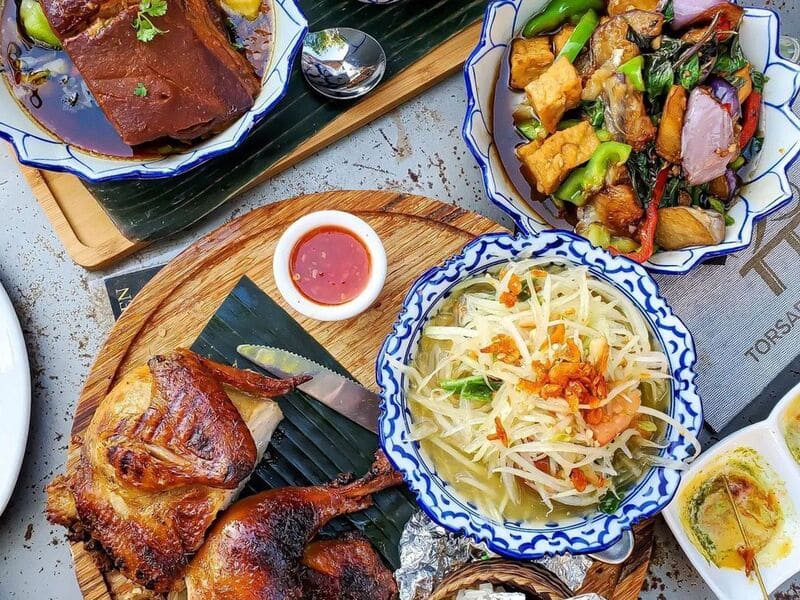 L'Isan è famoso per i suoi piatti alla griglia, soprattutto il pollo