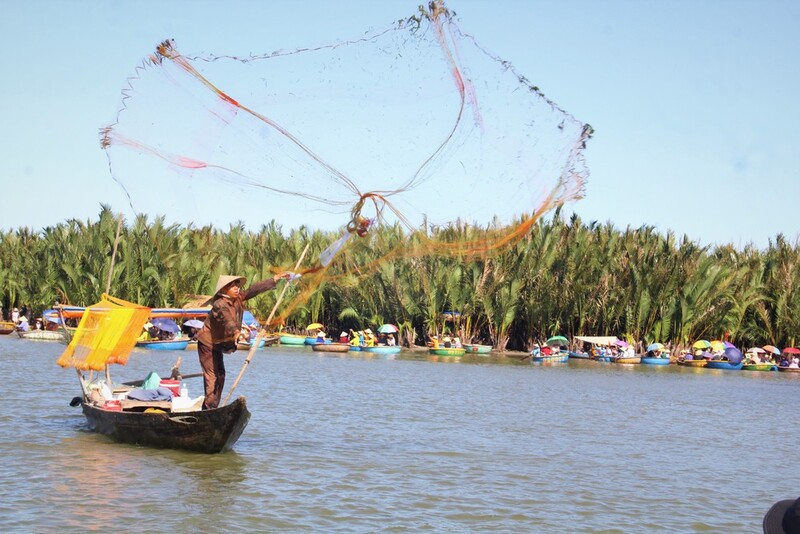 Pesca con la rete a Hoi An