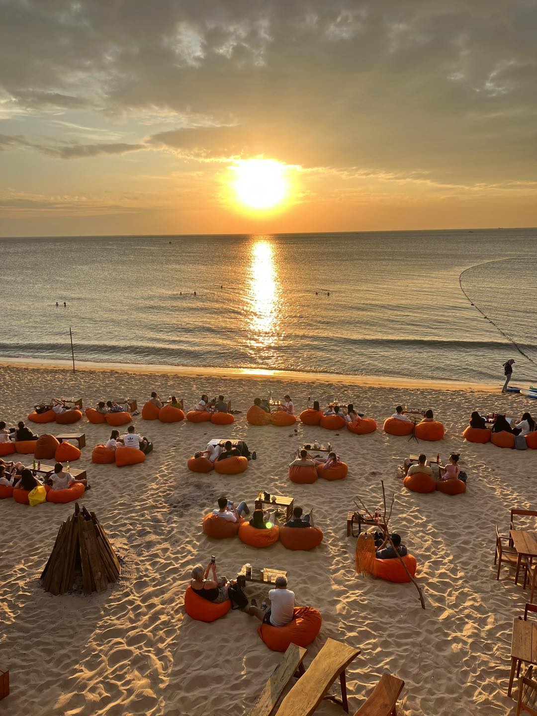 Long Beach è la spiaggia più vivace di Phu Quoc con molti ristoranti e bar - Foto: OCSEN Bar