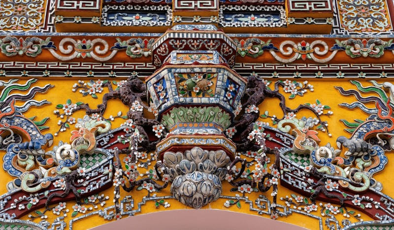 Il muro con elaborate decorazioni nella cittadella di Hue