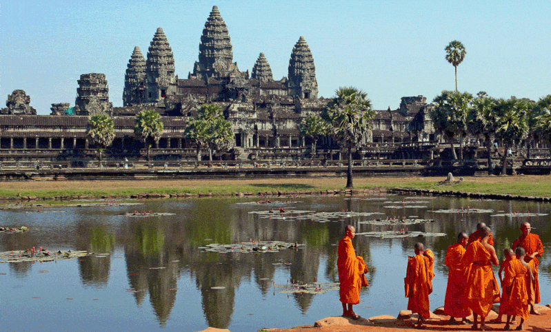 Monaci in visita ad Angkor Wat
