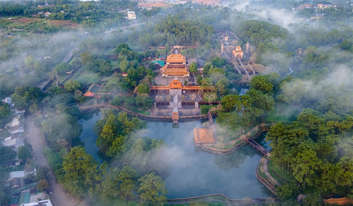 La tomba di Tự Đức è una delle più popolari tra le sette tombe imperiali di Huế