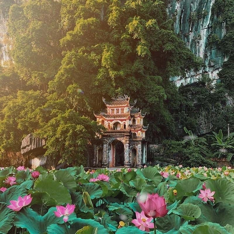 Fuori dalla pagoda di Bich Dong