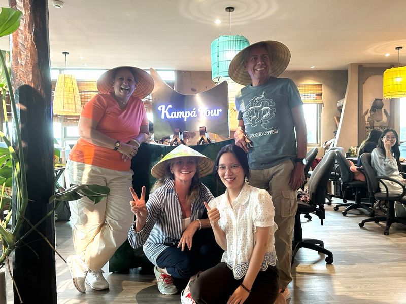 Viaggiatori presso la nostra sede a Hanoi