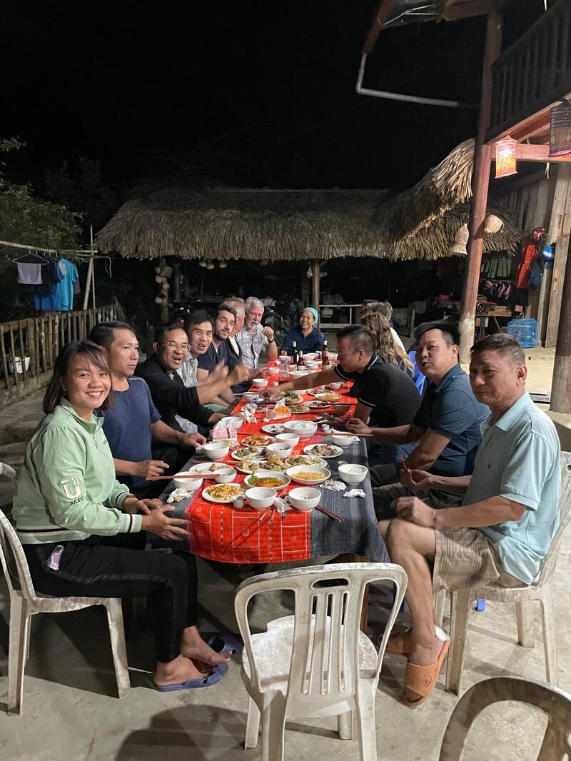 Cena con i locali - I nostri cari viaggiatori