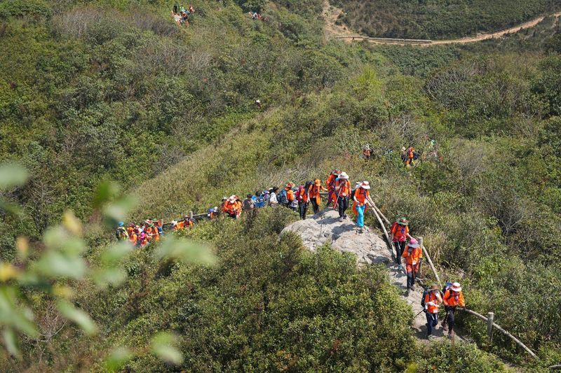 Gruppi di turisti durante la loro scoperta