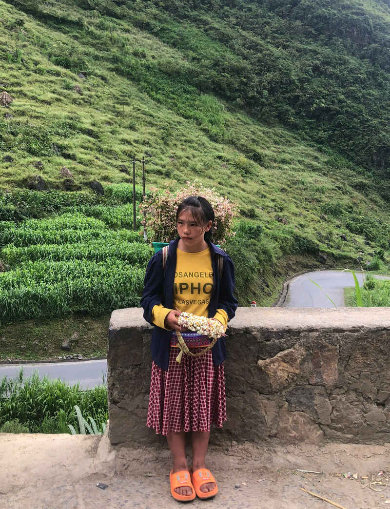 Ragazza Hmong in abito tradizionale al Passo di Tham Ma