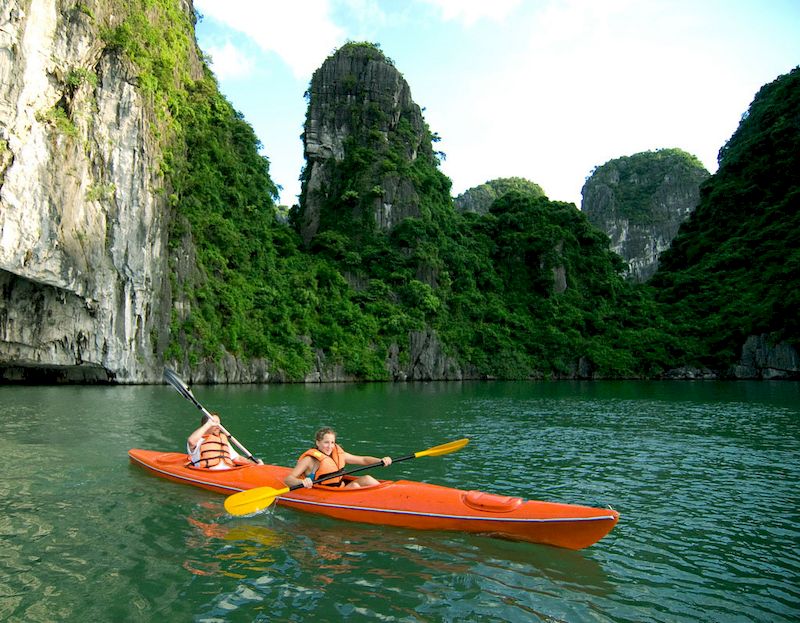I turisti possono fare kayak nella Grotta di Luon, nella Baia di Halong