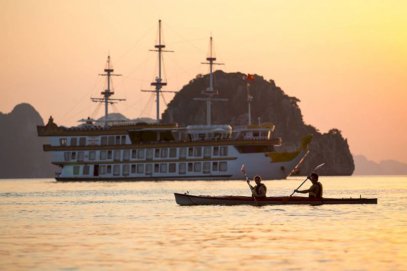 Il fascino romantico della Baia di Halong al tramonto