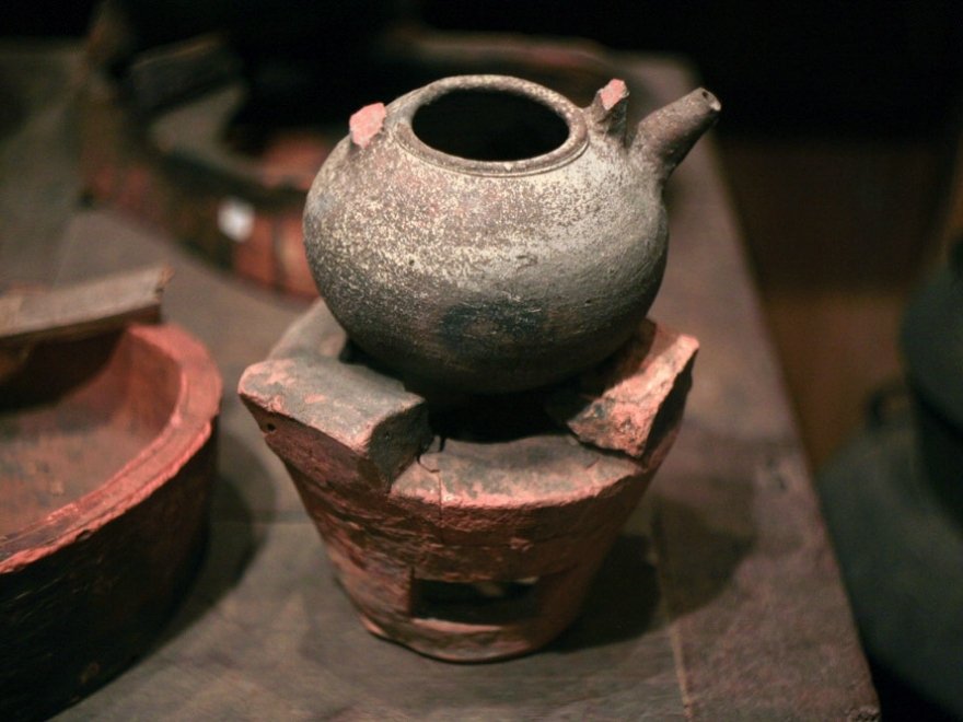 Molti rimedi erboristici richiedono di essere bolliti in acqua per un periodo di tempo specifico, un processo chiamato decotto. I vasi di terracotta per la decozione sono i più antichi e considerati i migliori strumenti per questo scopo.