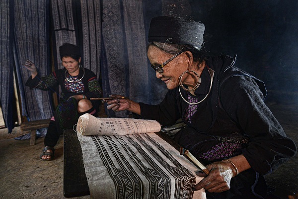 Dipinto tradizionale in cera d'api del gruppo etnico Hmong a Sapa