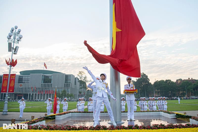 Cerimonia di alzabandiera e ammainabandiera al Mausoleo di Ho Chi Minh