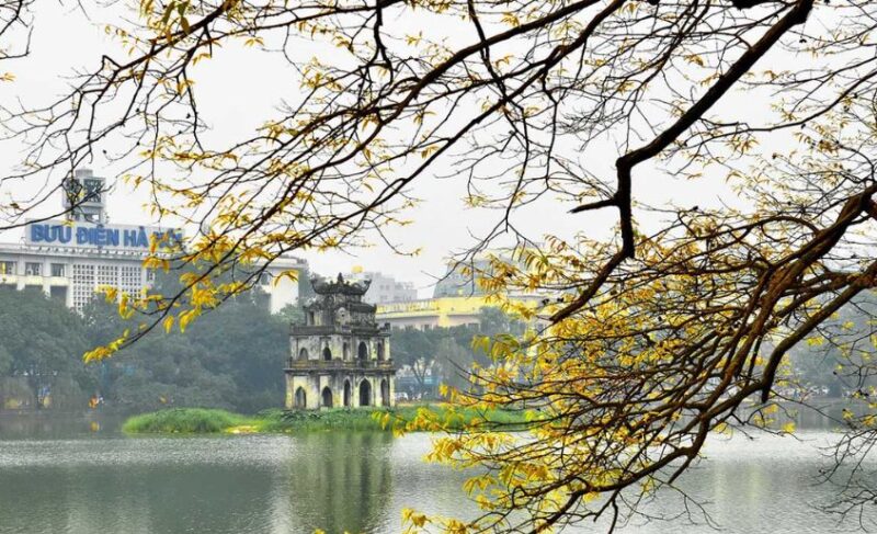 Hoan Kiem Lake at night