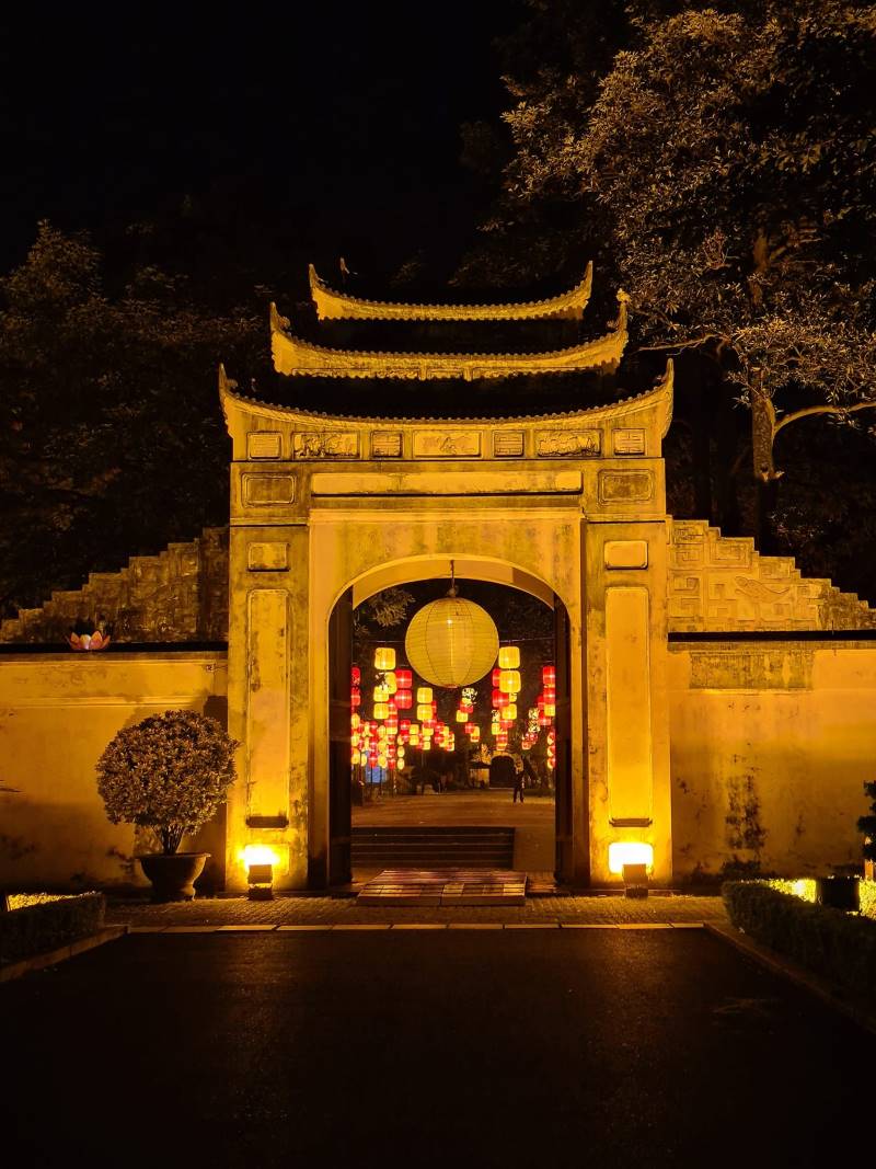 La Cittadella Imperiale di Thang Long risplende brillantemente e misticamente sotto il bagliore delle luci.