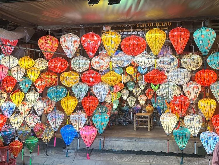 Vie illuminate dalle lanterne a Hoi An