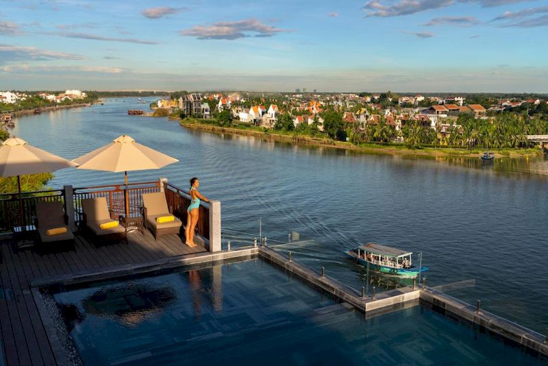 La piscina dell'hotel a fianco del fiume Hoai
