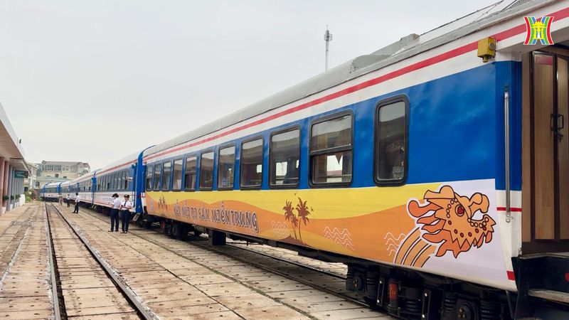 Il treno di collegamento al patrimonio del Vietnam centrale