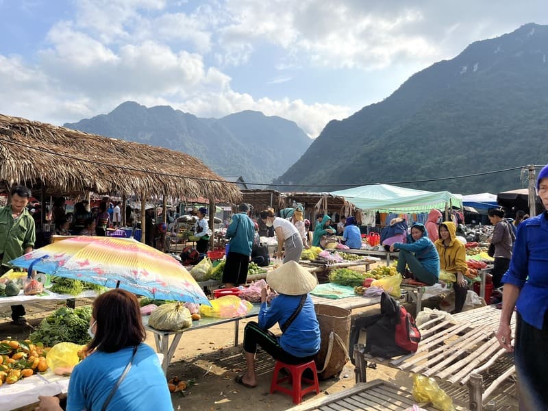 L'atmosfera del mercato di Pho Doan verso le 9:00 quando ci siamo andati