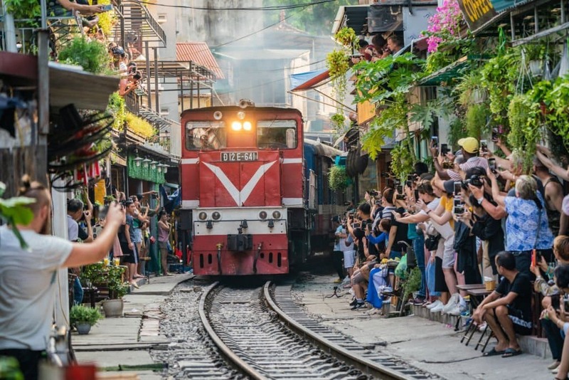 I treni attraversano strade molto strette nella Hanoi Train Street