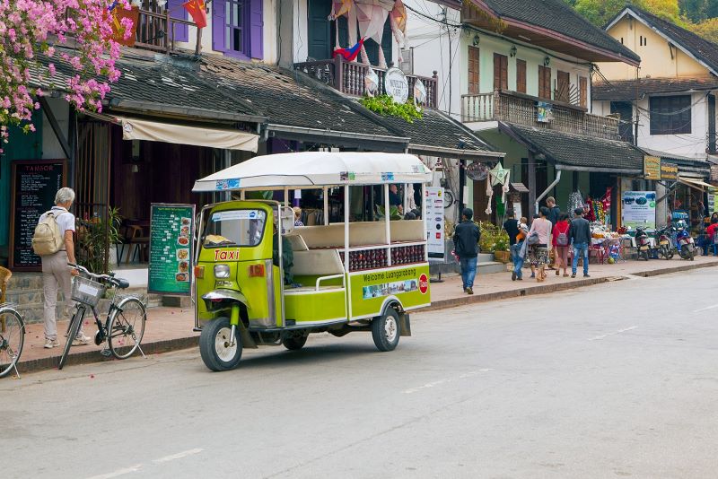 Nelle città del Laos, il tuk-tuk viene utilizzato come taxi