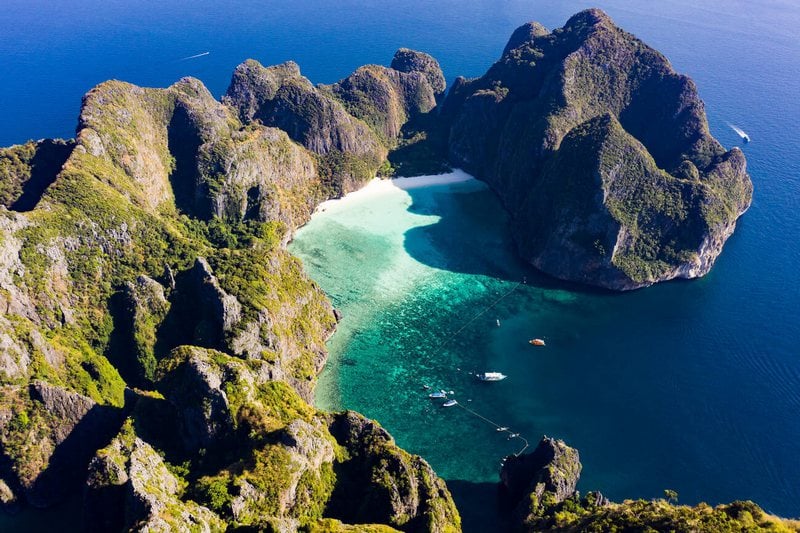 Koh Phi Phi, con le sue acque turchesi e spiagge di sabbia bianca, è un autentico paradiso tropicale