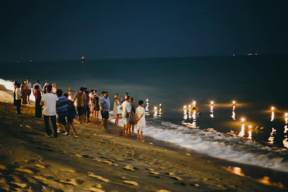Lanterne rilasciate in spiaggia a Koh Samui