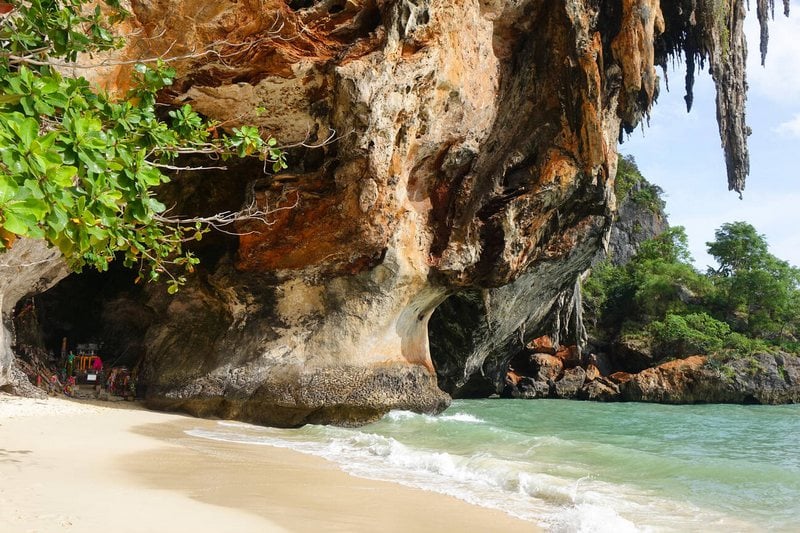 La grotta e la spiaggia di Phranang a Krabi