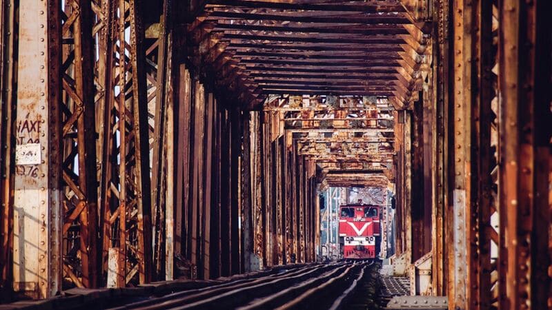 I treni passano ancora sul ponte di Long Bien
