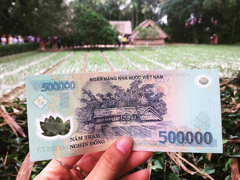 Non confondere mai la banconota da 500.000 VND con quella da 20.000 VND. Riconoscila dall'immagine del villaggio di Kim Lien sul retro!
