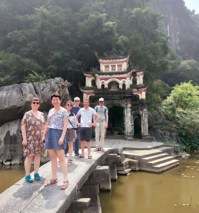 L'atmosfera serena della pagoda, annidata in una grotta calma - I nostri cari viaggiatori