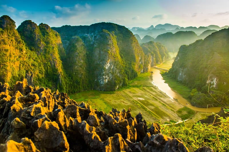 Il paesaggio di Tam Coc visto dalla cima di Hang Mua