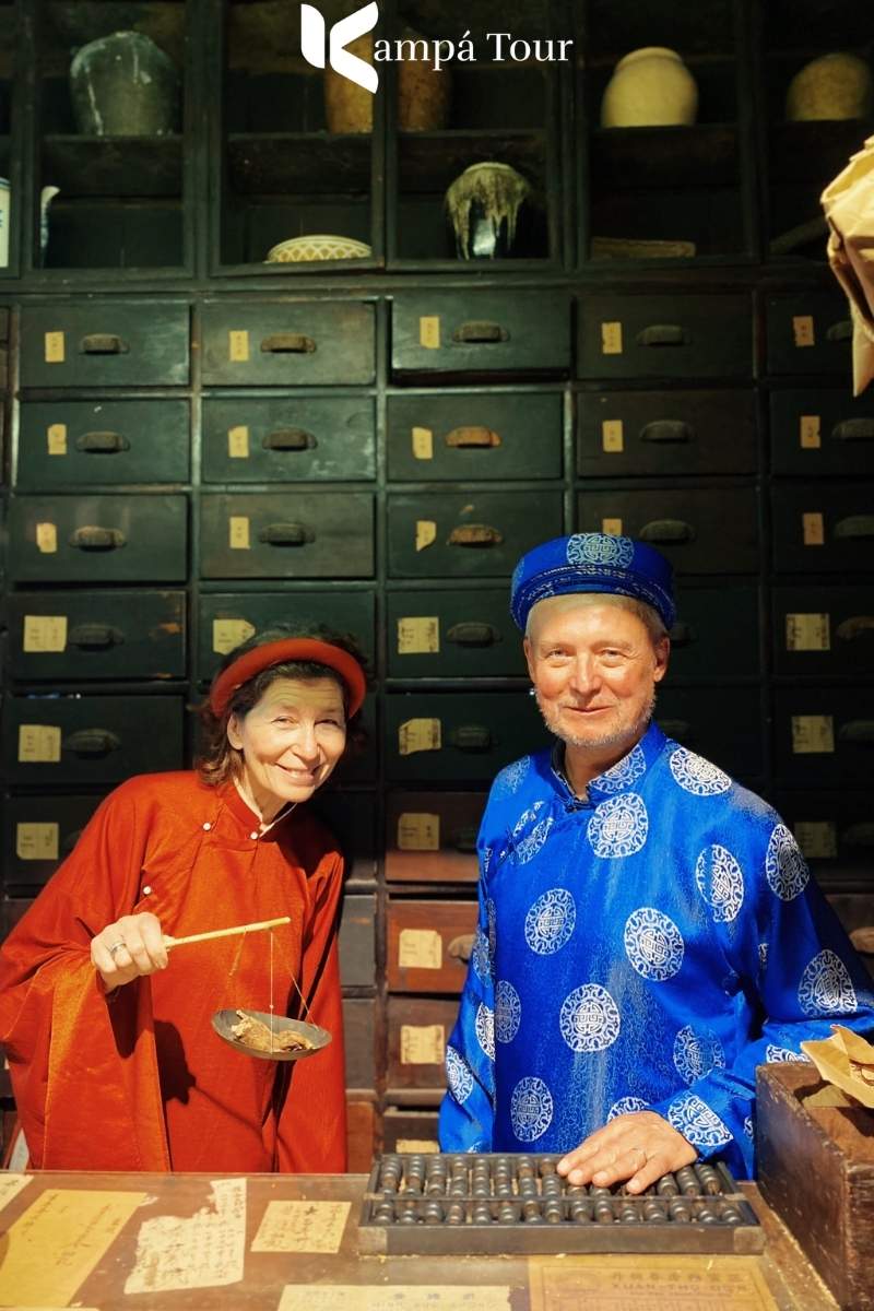 I viaggiatori del Kampá Tour hanno l'opportunità di ammirare gli abiti tradizionali vietnamiti al Museo Fito.
