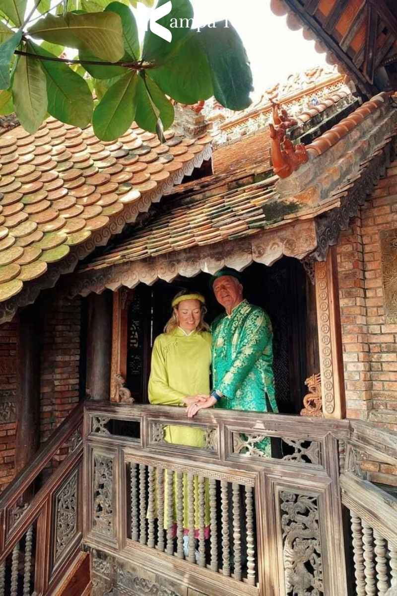 Immagini di turisti in abiti tradizionali vietnamiti, che immortalano ricordi belli e indelebili al Museo FITO.