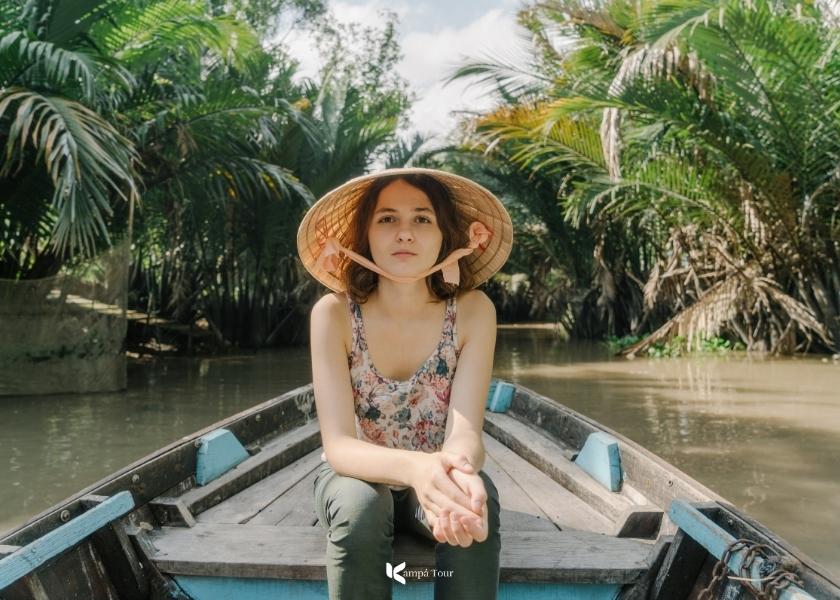 Turisti sulla Passeggiata del Delta del Mekong
