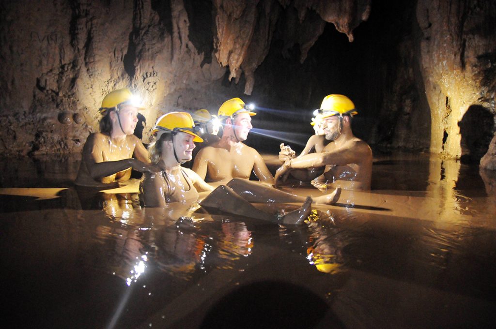 Il bagno nel fango alla grotta buia è un'esperienza unica e rinfrescante da non perdere
