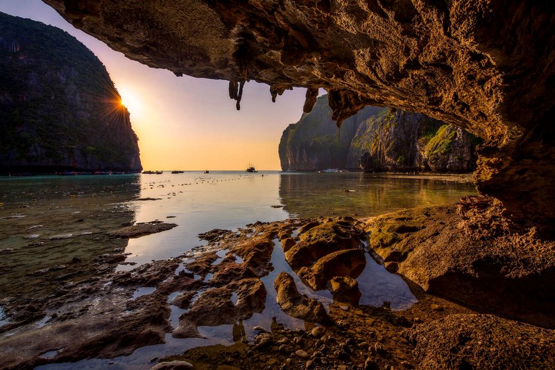 Incantevole tramonto su Maya Beach a Koh Phi Phi