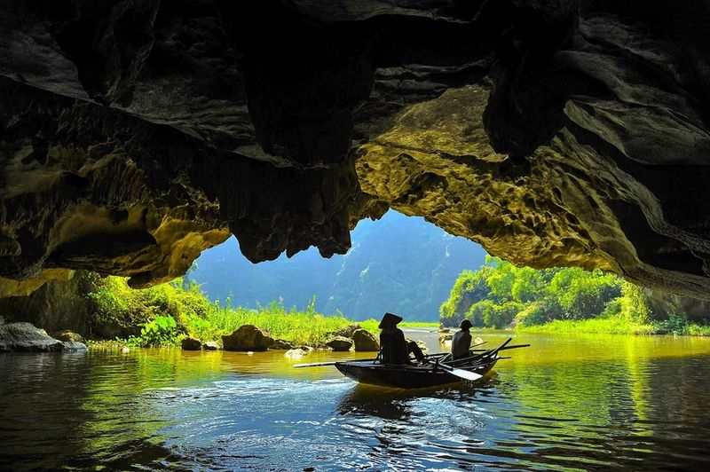 Un giro in barca da Tam Coc vi porterà attraverso un fiume circondato da risaie e grotte misteriose