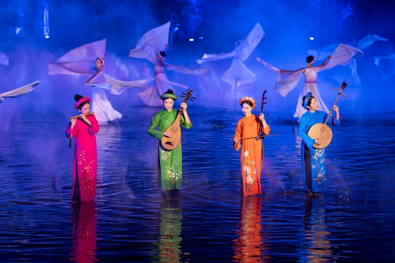 Strumenti musicali tradizionali vietnamiti: flauto, pipa, erhu e liuto