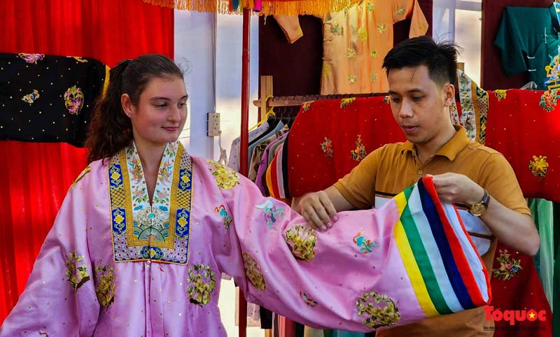 All'interno della città imperiale di Hue puoi vestirti con abiti tradizionali vietnamiti 